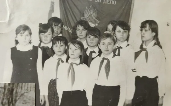 Dvietes skolas skolnieces. Līvijas Zemlickas arhīvs.