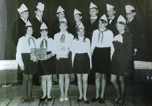 Dvietes skolas skolēni 1971. gadā. Leontīnas Kuosas arhīvs.