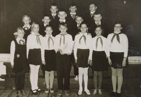 Dvietes skolēni 1972. gadā (4. klase). Virgīnijas Fjodorovas arhīvs.