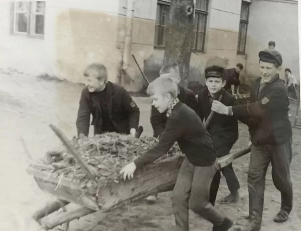 Dvietes skolēni. Virgīnijas Fjodorovas arhīvs.